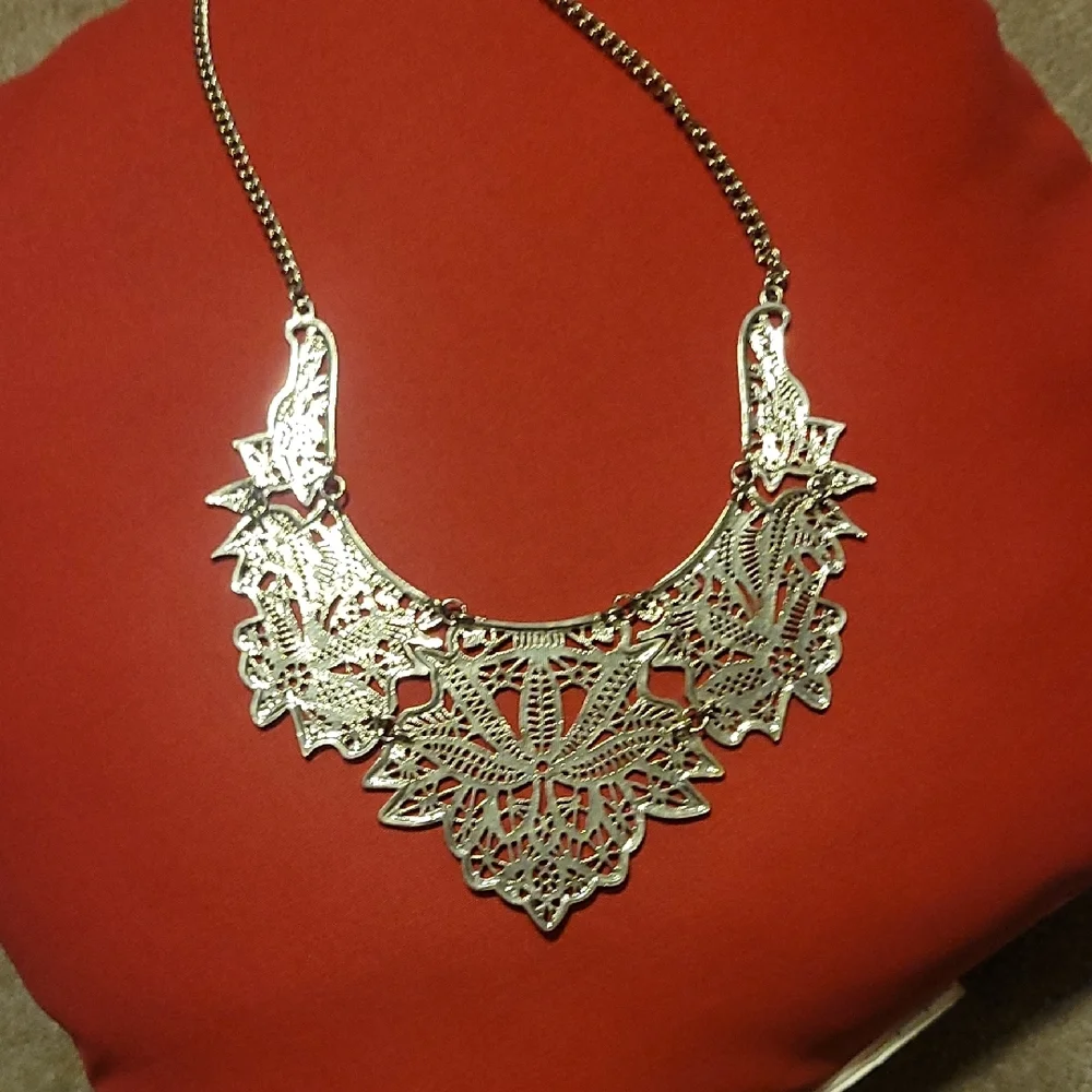 Elegant Silver Filigree Necklace - Picture 2 of 2